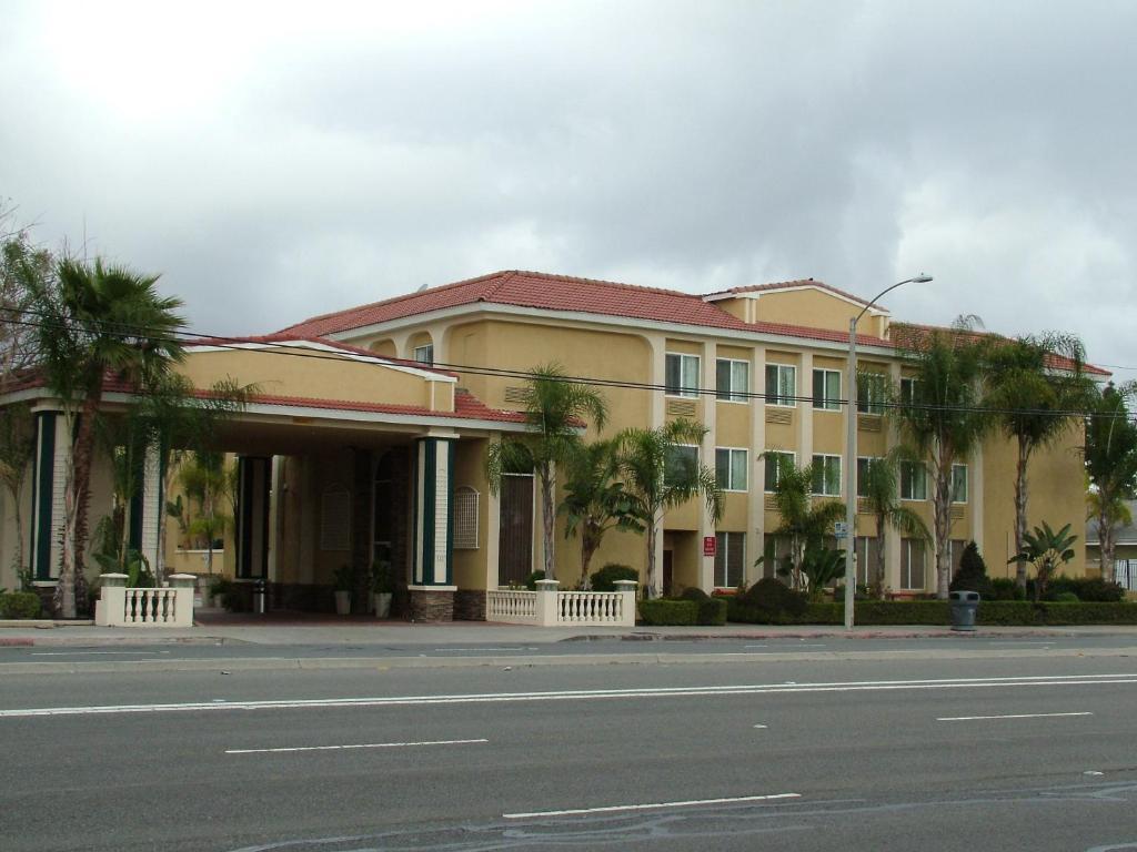 Holiday Inn Express - Anaheim West Exterior photo